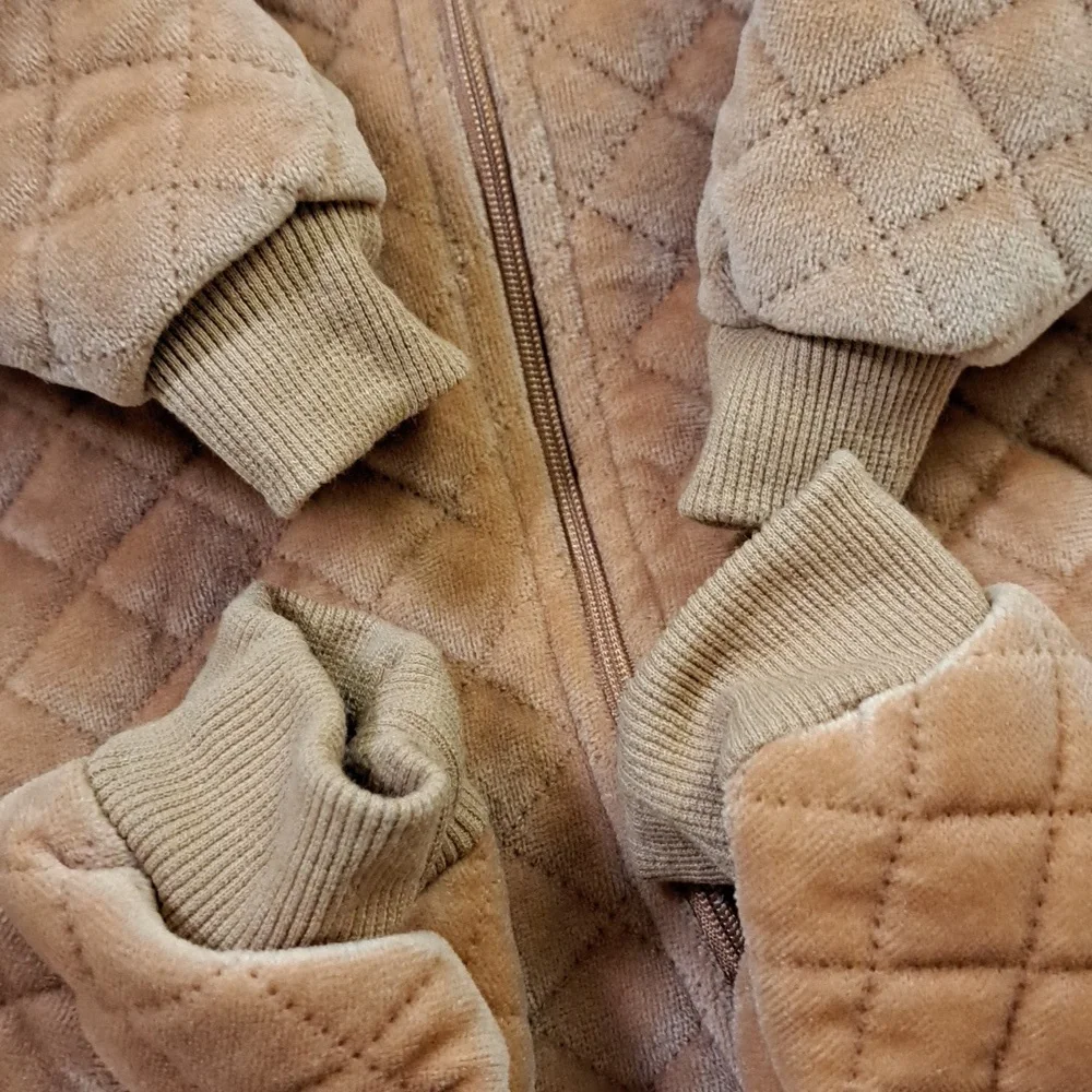 Tahari Baby quilted velour fleece lined hood full zip onesie sz6-9mos